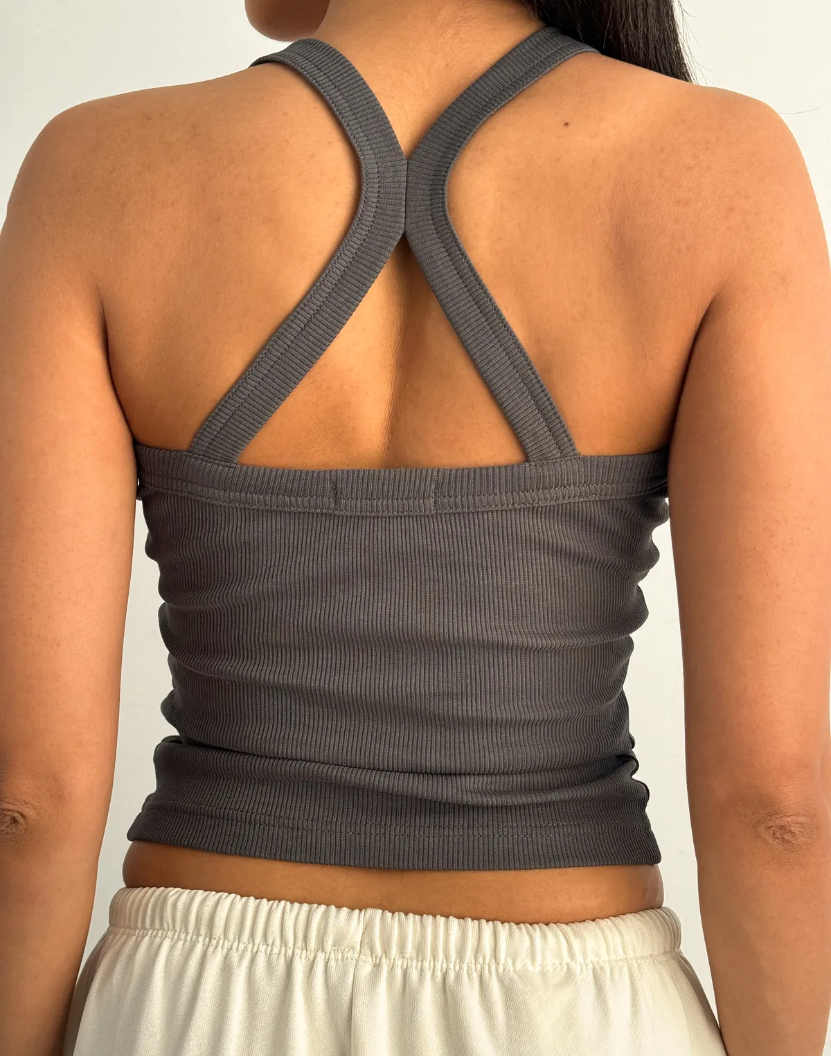 Майка жіноча у рубчик з декоративною бретеллю на спині, графітова - Фото 2