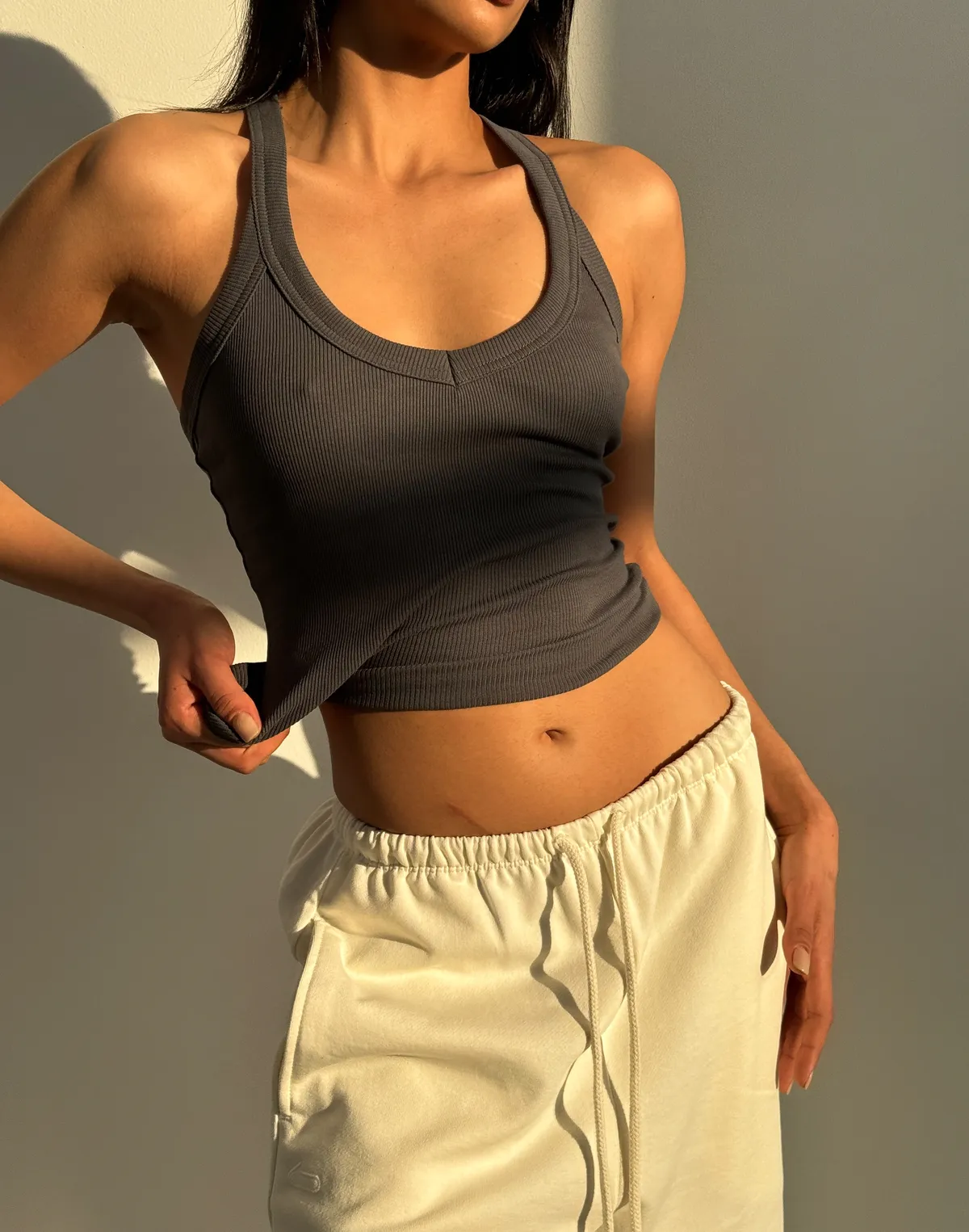 Майка жіноча у рубчик з декоративною бретеллю на спині, графітова - Фото 4