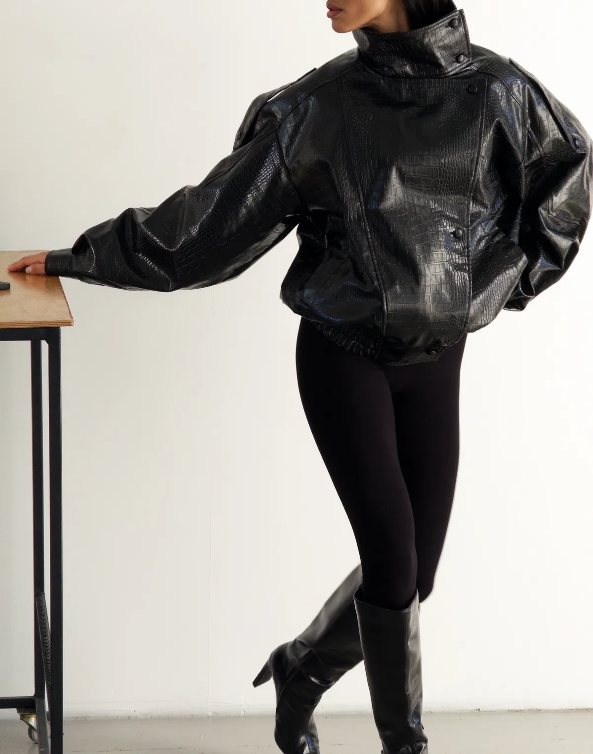 Куртка з екошкіри з ефектом рептилії, чорна - Фото 5