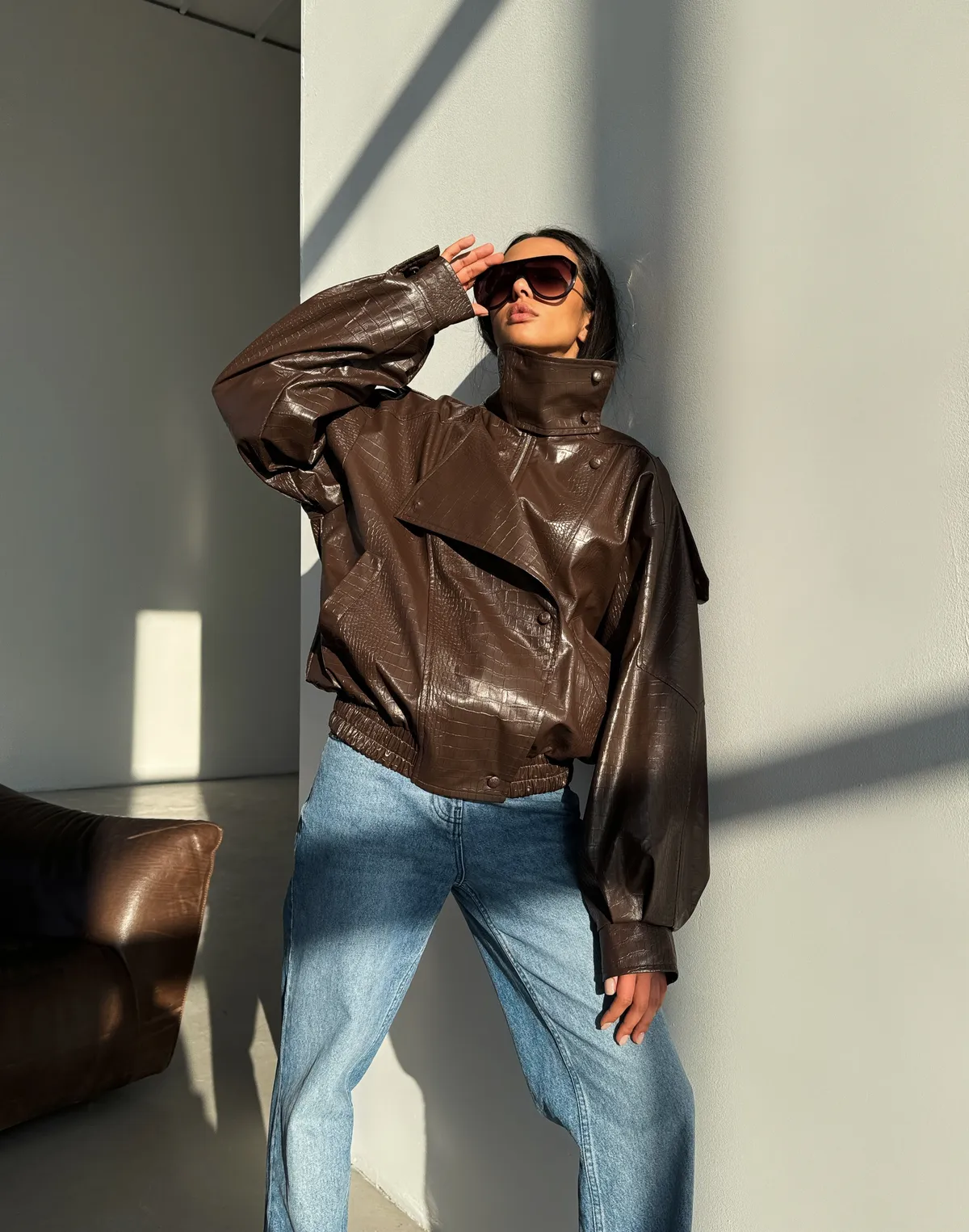 Куртка з екошкіри з ефектом рептилії, шоколадна - Фото 4