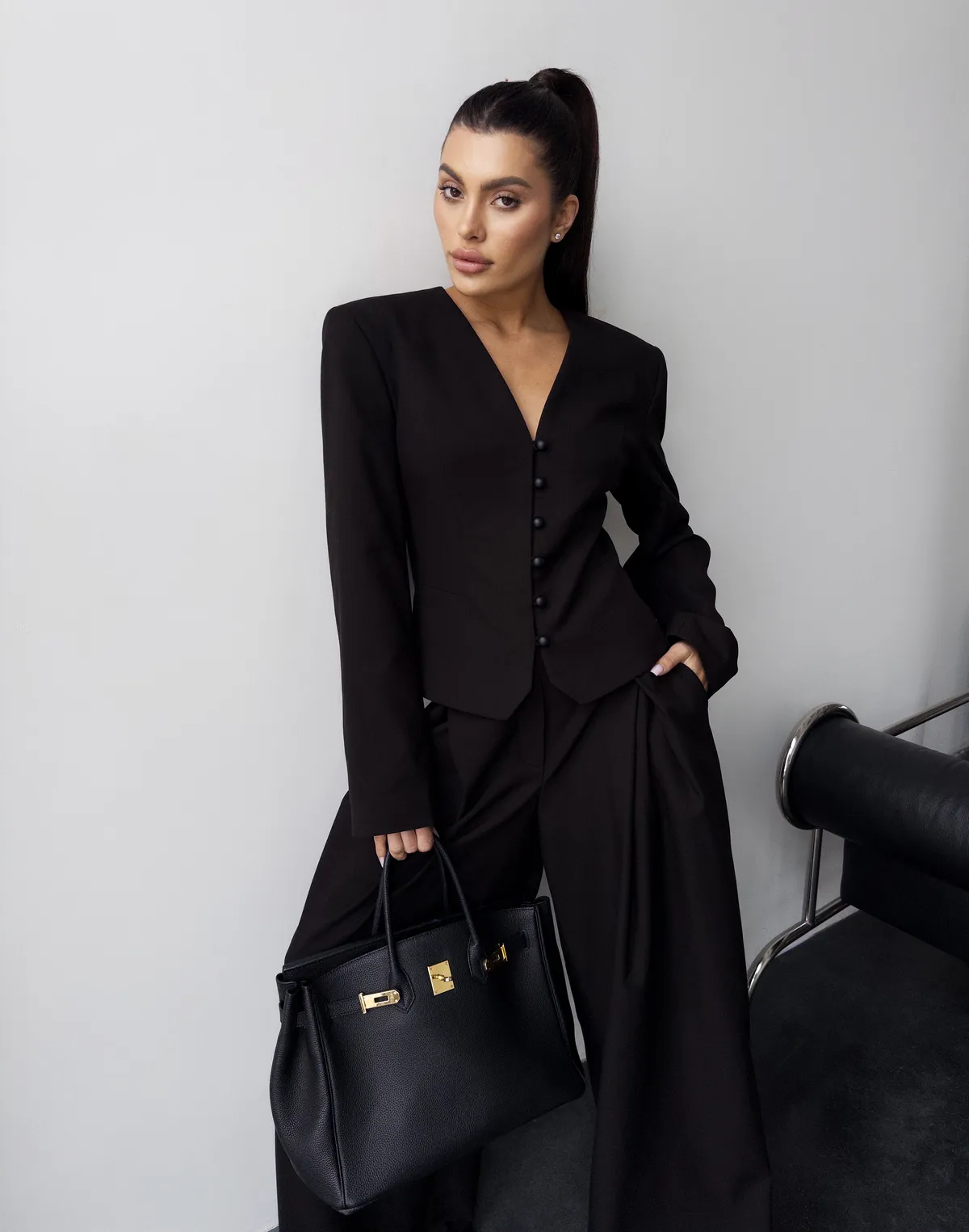 Жакет жіночий з декоративними круглими ґудзиками, чорний - Фото 8