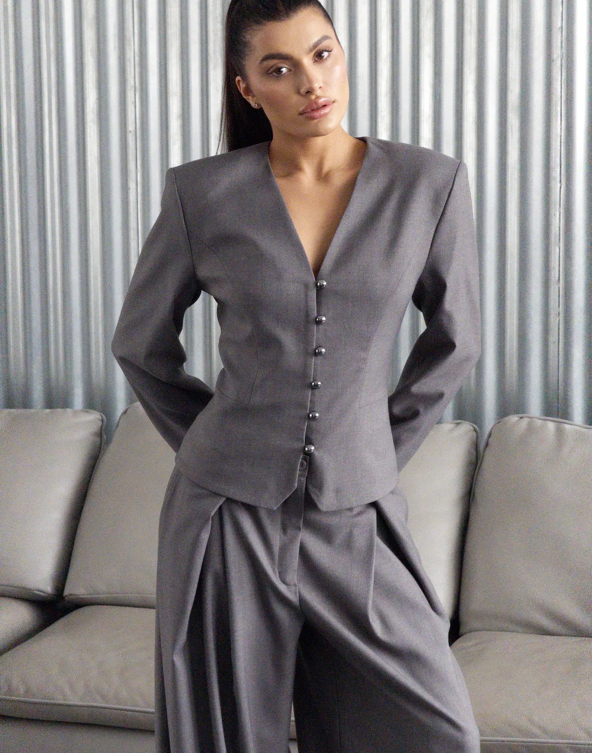 Жакет жіночий з декоративними круглими ґудзиками, сталевий - Фото 6