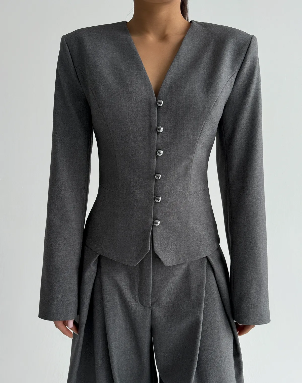 Жакет жіночий з декоративними круглими ґудзиками, сталевий - Фото 1