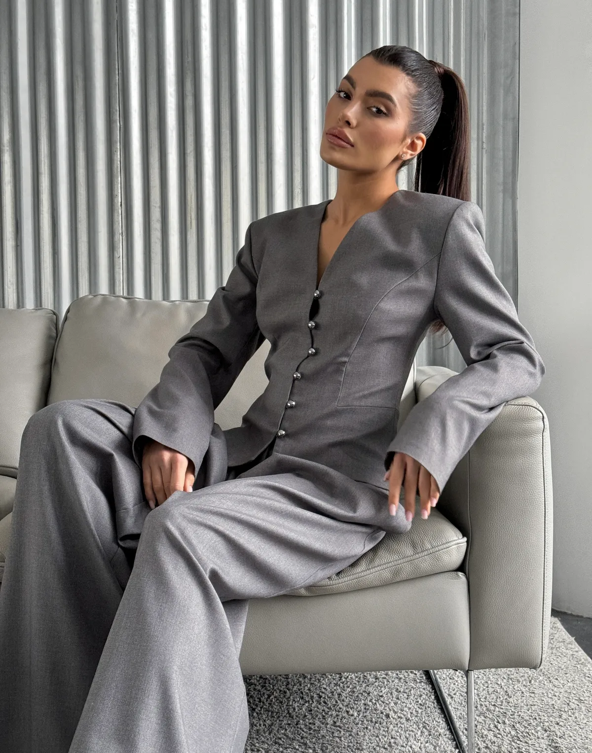 Жакет жіночий з декоративними круглими ґудзиками, сталевий - Фото 3