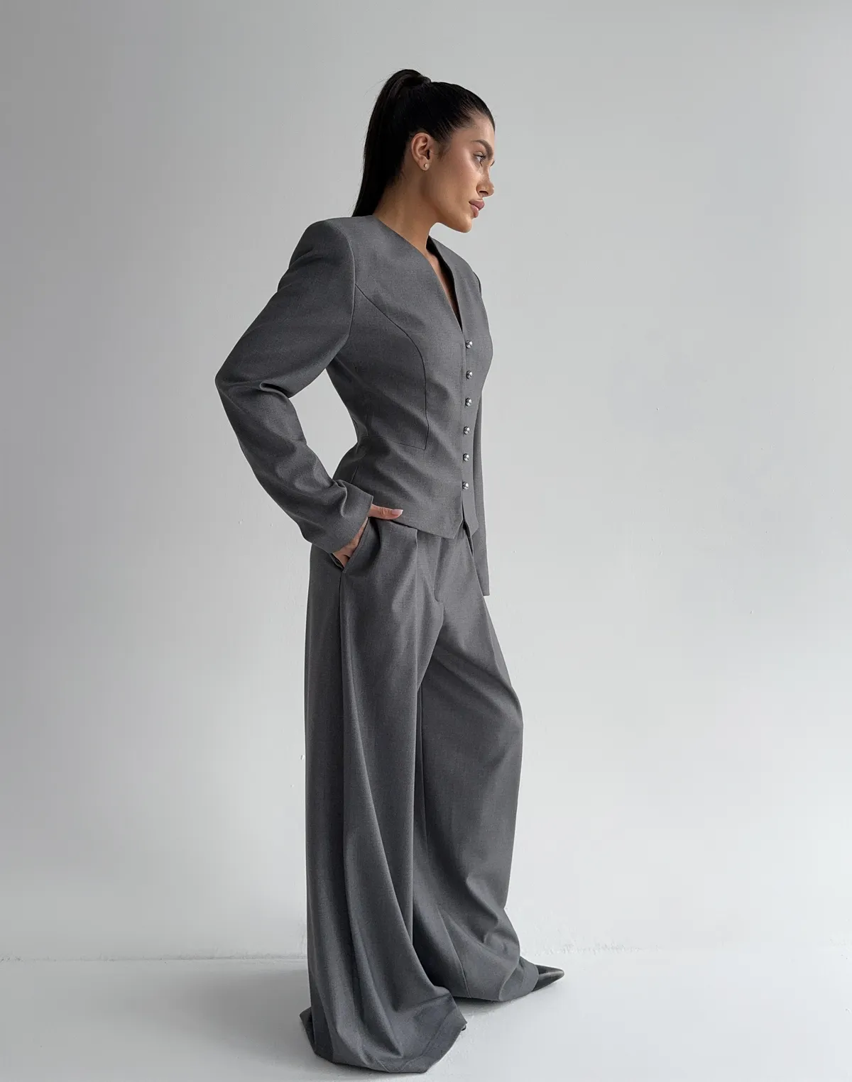 Комплект жакет з декоративними круглими ґудзиками та штани у стилі baggi, сталеві - Фото 4
