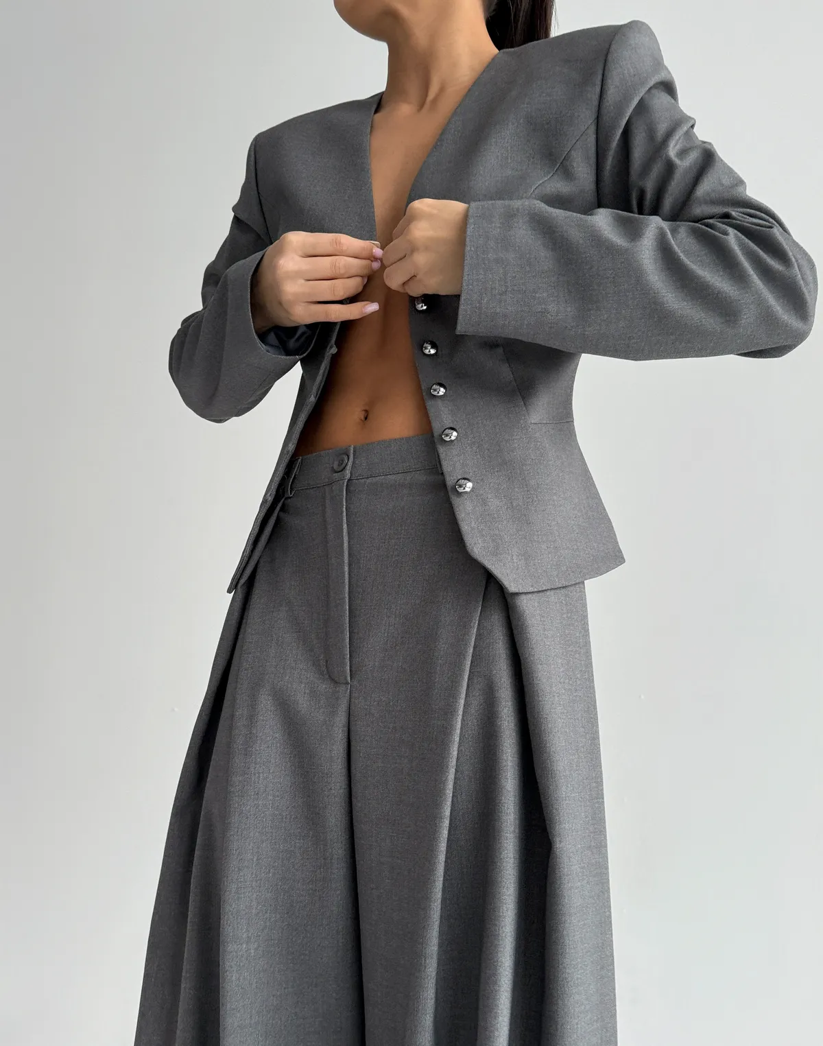 Комплект жакет з декоративними круглими ґудзиками та штани у стилі baggi, сталеві - Фото 3
