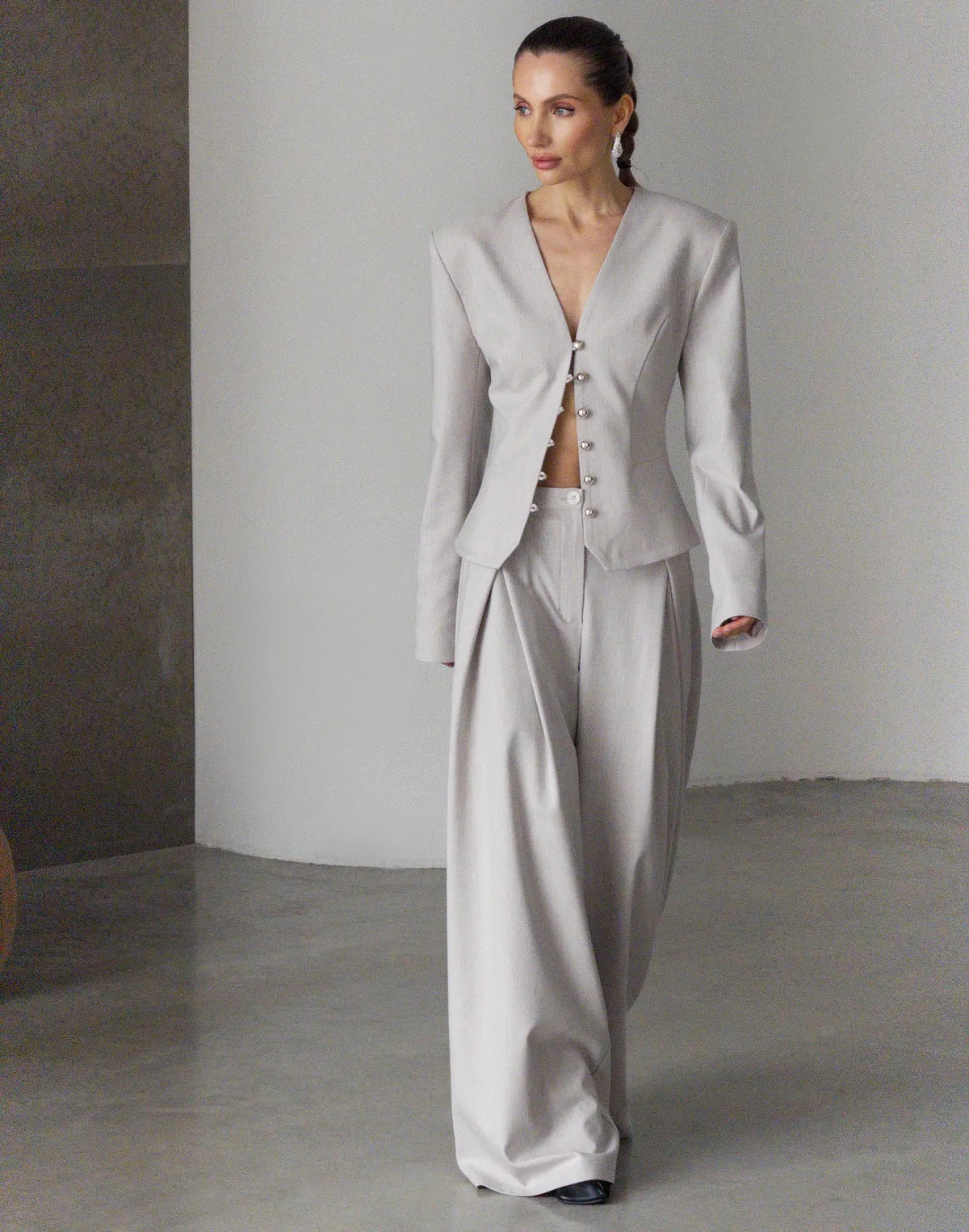 Жакет жіночий з декоративними круглими ґудзиками, сірий - Фото 7