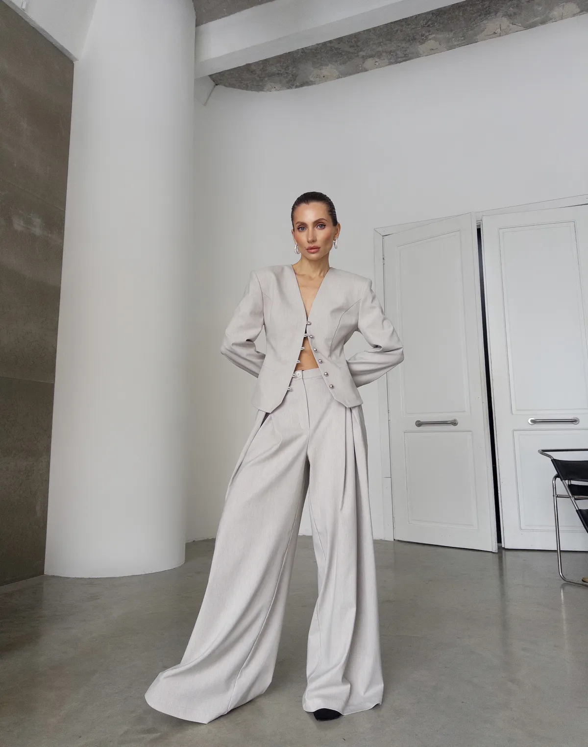 Жакет жіночий з декоративними круглими ґудзиками, сірий - Фото 3