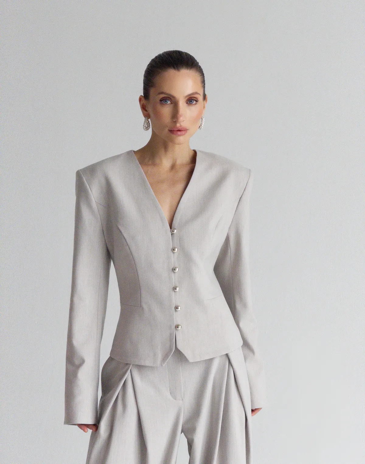 Жакет жіночий з декоративними круглими ґудзиками, сірий - Фото 6