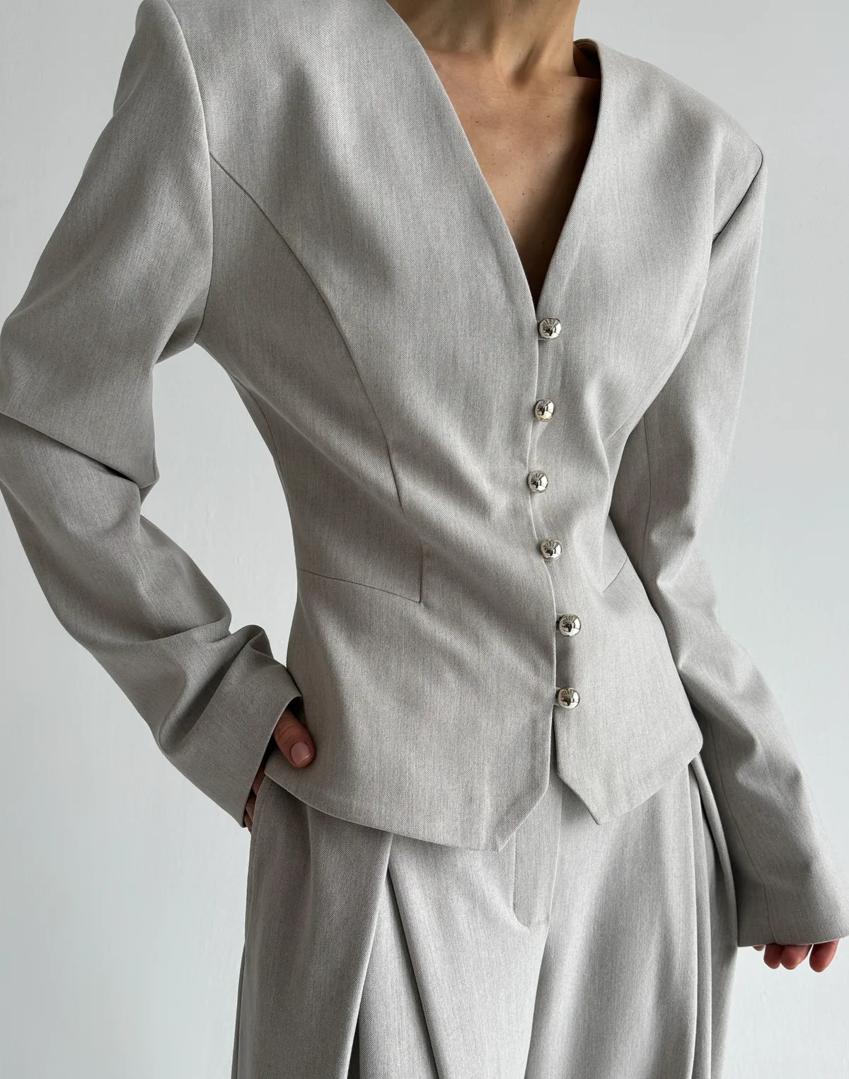 Жакет жіночий з декоративними круглими ґудзиками, сірий - Фото 8