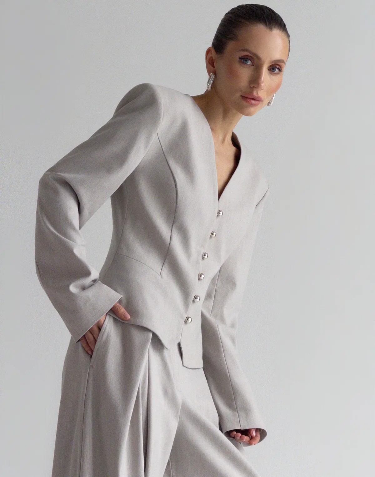 Жакет жіночий з декоративними круглими ґудзиками, сірий - Фото 4