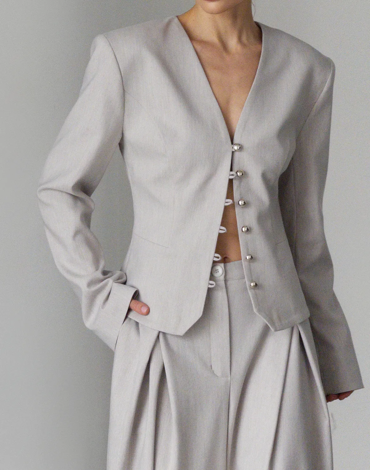 Жакет жіночий з декоративними круглими ґудзиками, сірий - Фото 1