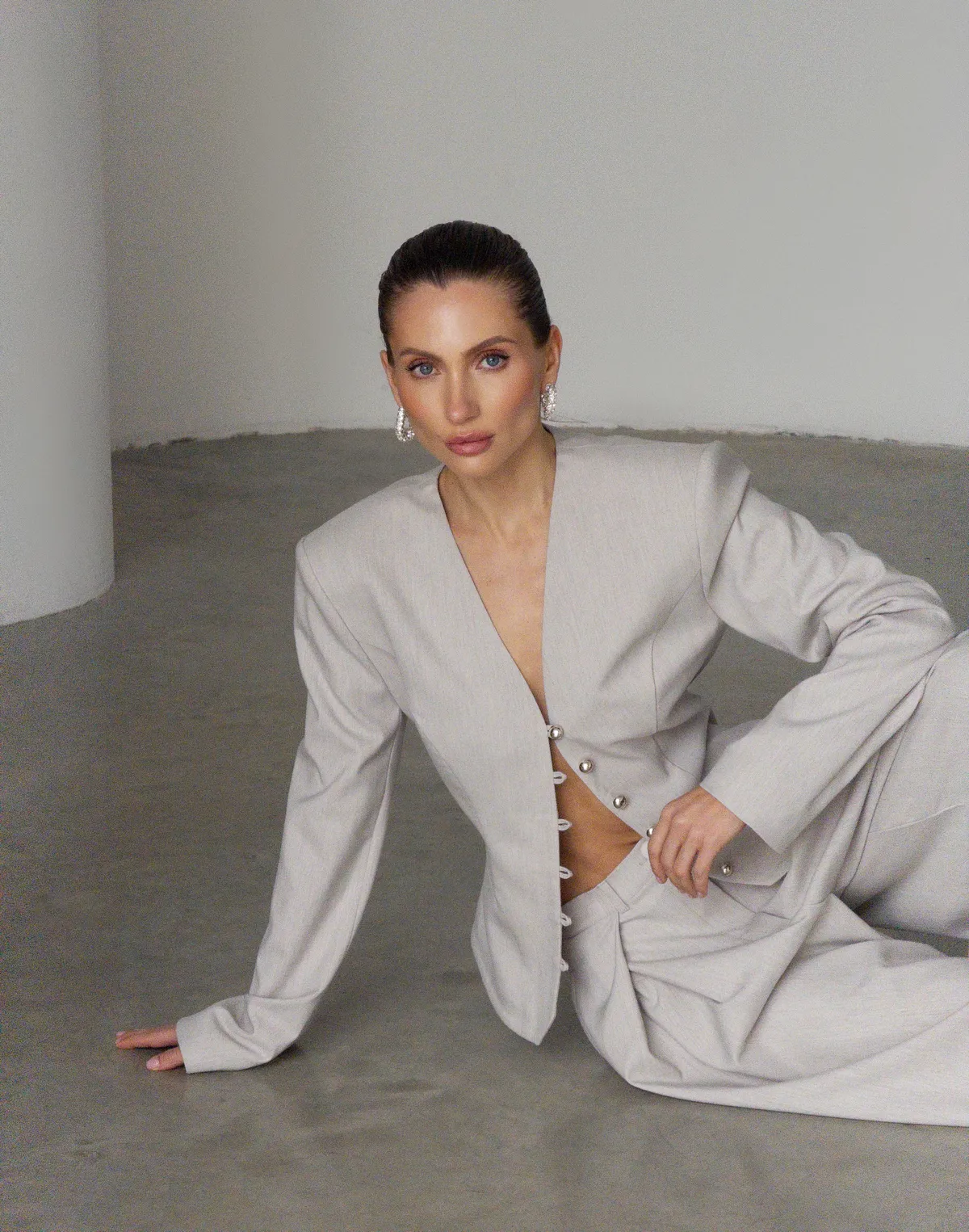 Комплект жакет з декоративними круглими ґудзиками та штани у стилі baggi, сірі - Фото 3