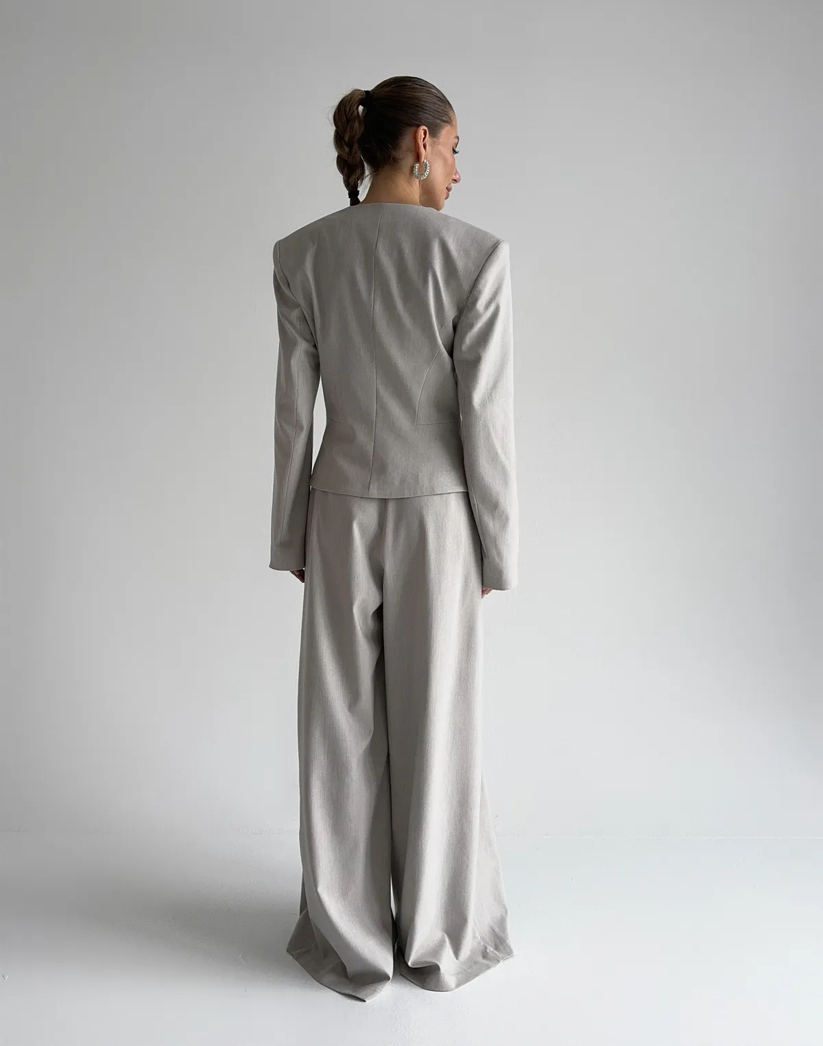 Комплект жакет з декоративними круглими ґудзиками та штани у стилі baggi, сірі - Фото 2