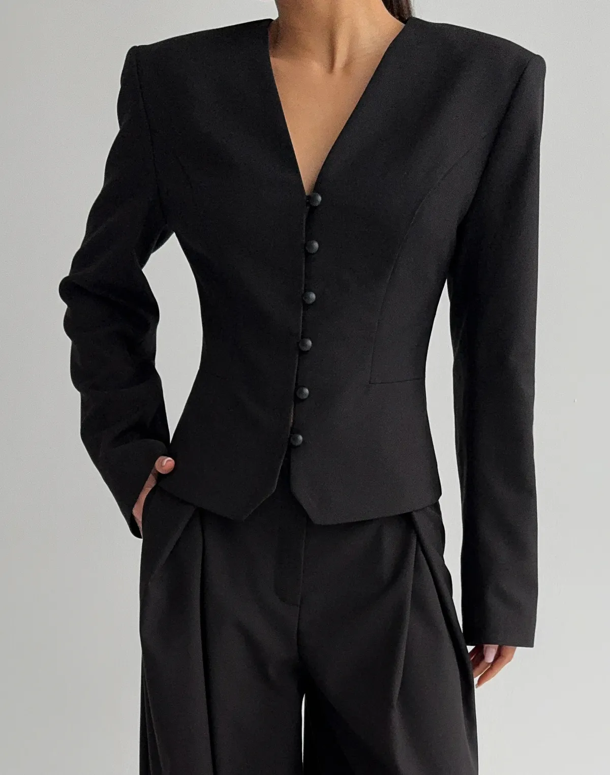 Жакет жіночий з декоративними круглими ґудзиками, чорний - Фото 1