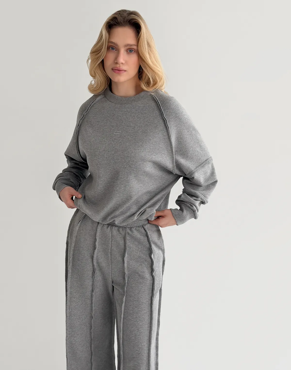 Світшот з декоративними швами, сірий меланж - Фото 8