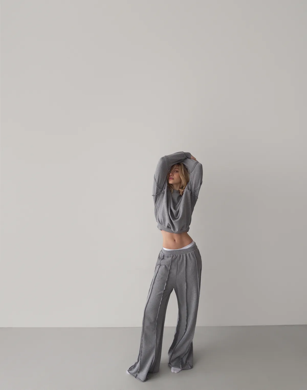 Штани спортивні прямі з декоративними швами, сірий меланж - Фото 4