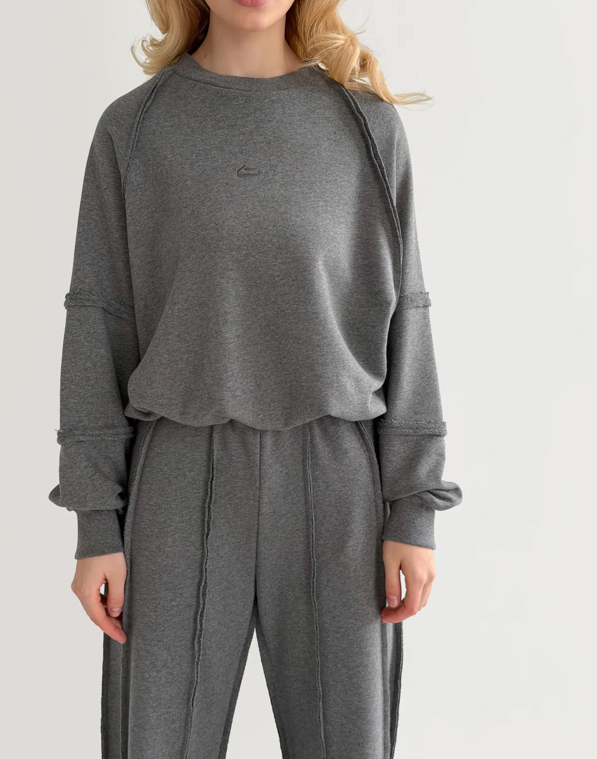 Світшот з декоративними швами, темний меланж - Фото 1