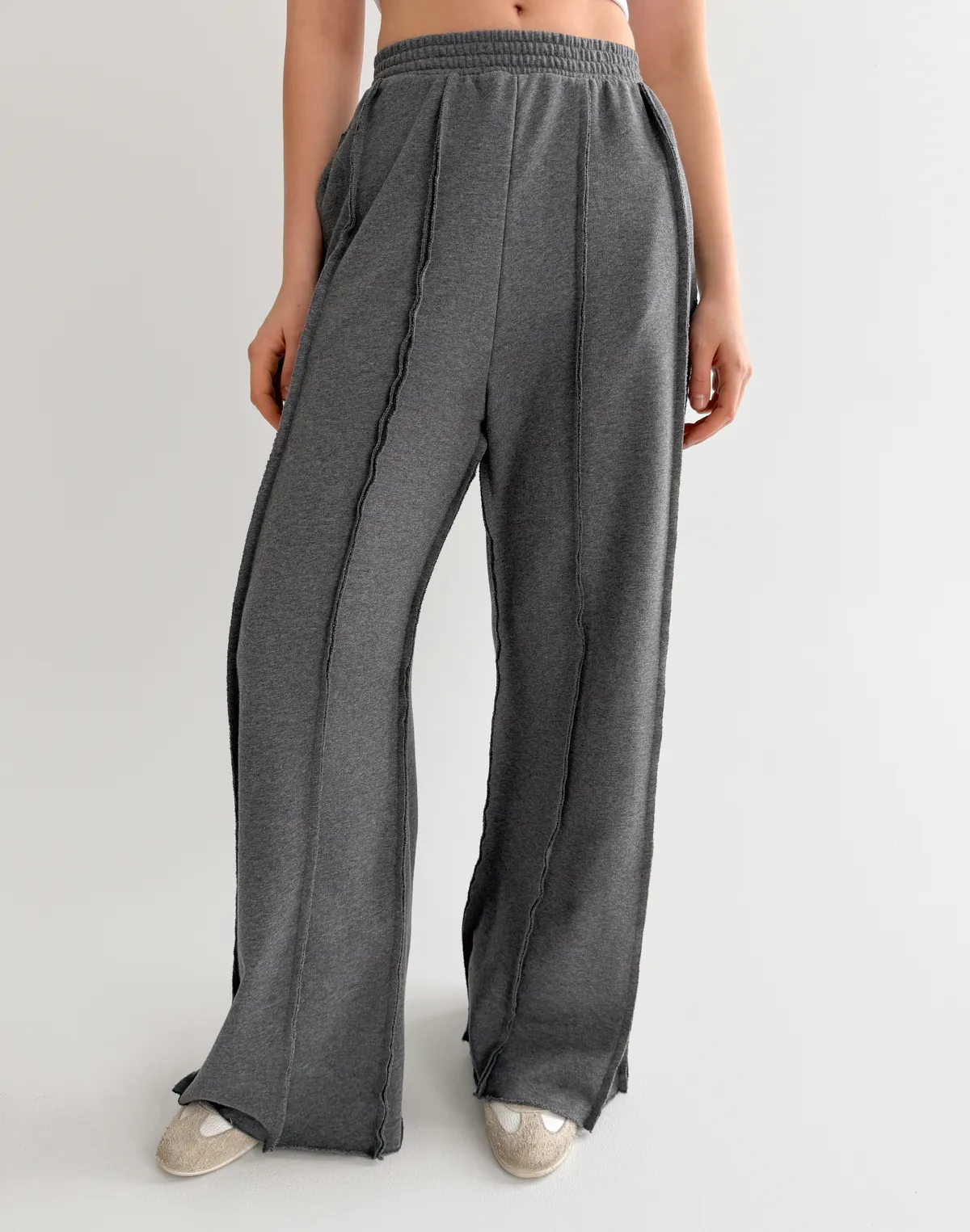 Штани спортивні прямі з декоративними швами, темний меланж - Фото 1