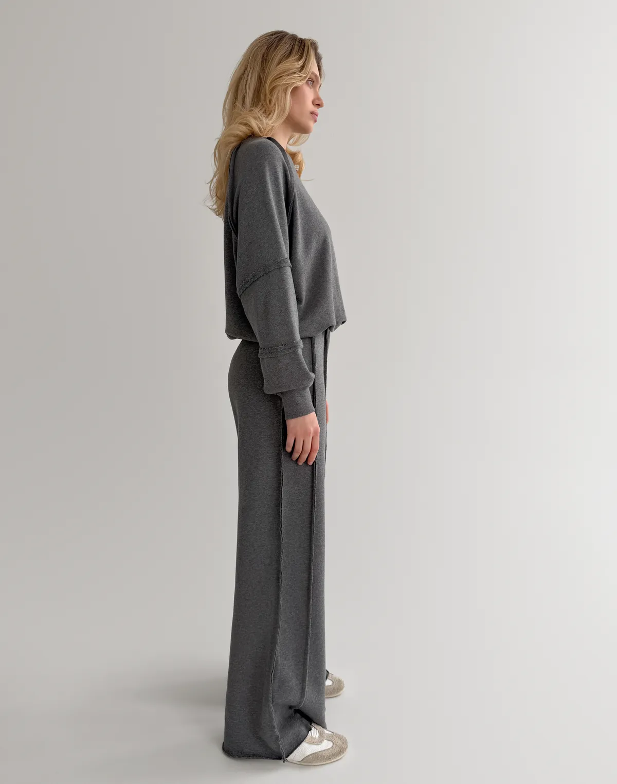 Штани спортивні прямі з декоративними швами, темний меланж - Фото 4