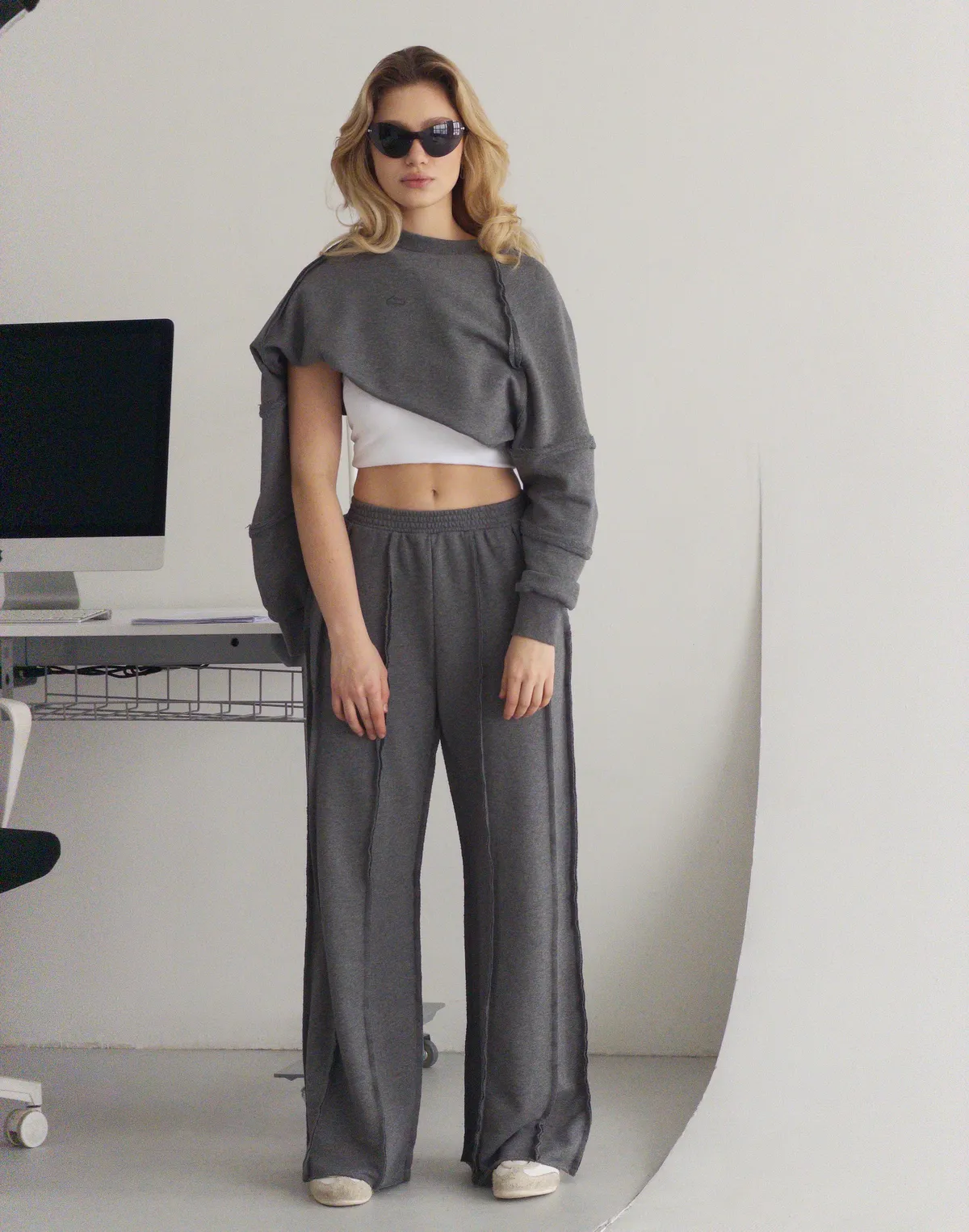 Штани спортивні прямі з декоративними швами, темний меланж - Фото 3