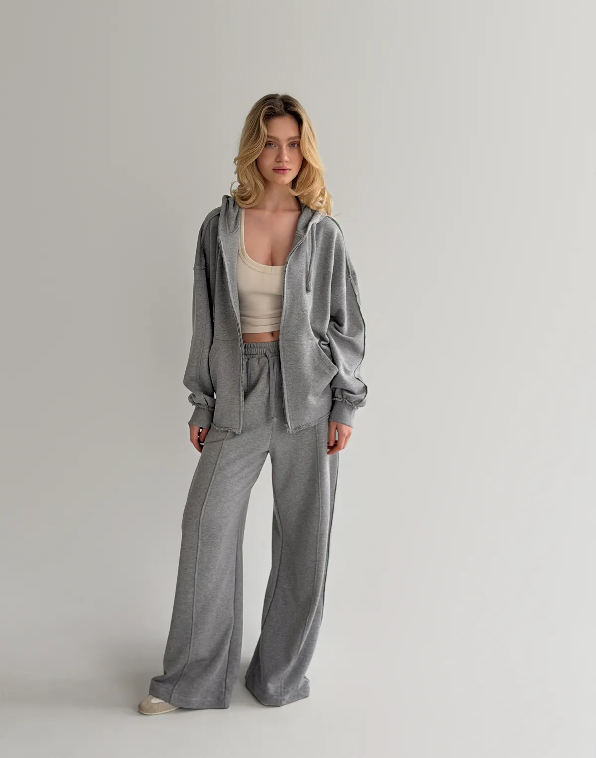 Штани прямі з декоративними кишенями позаду, сірий меланж - Фото 7