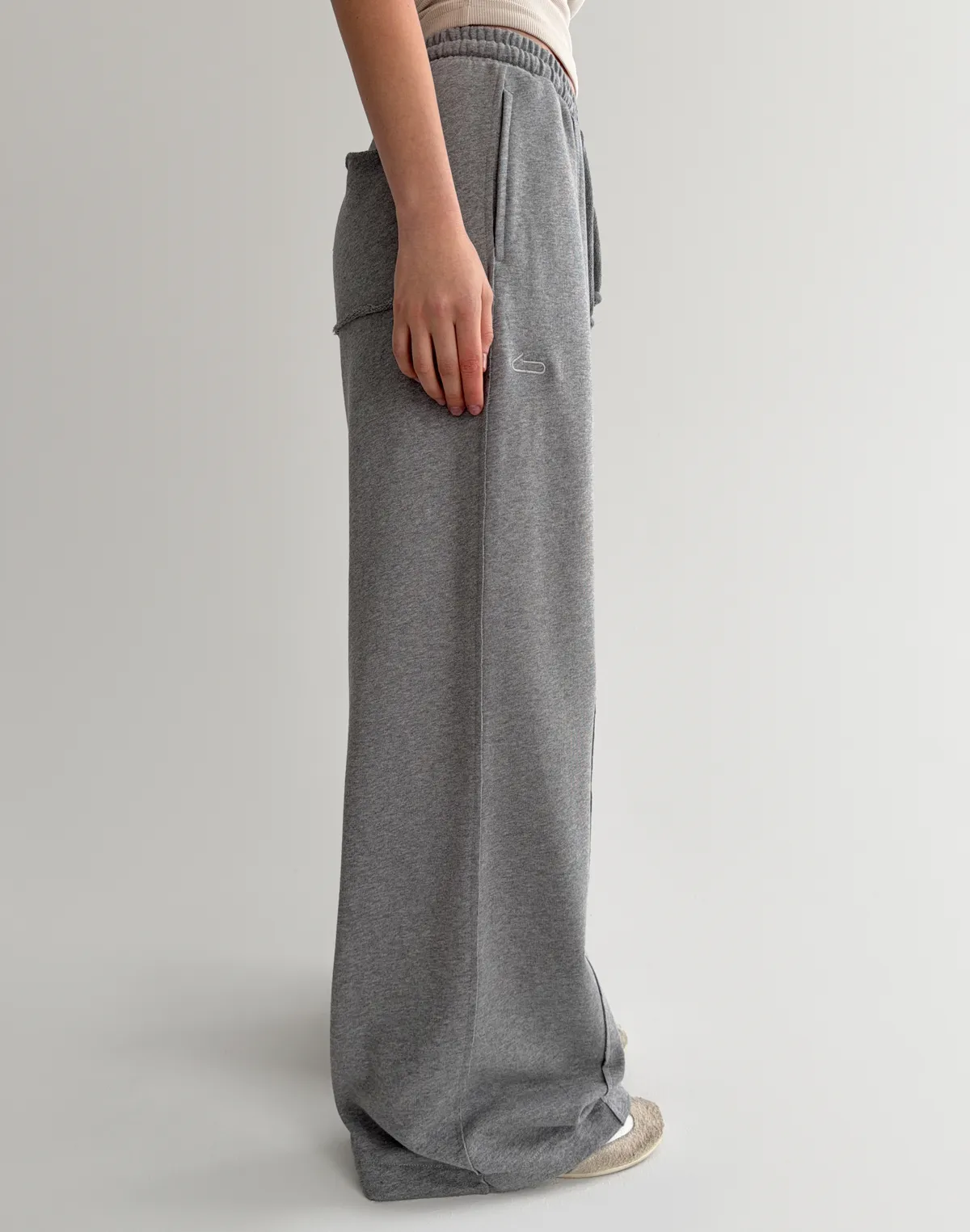 Штани прямі з декоративними кишенями позаду, сірий меланж - Фото 6