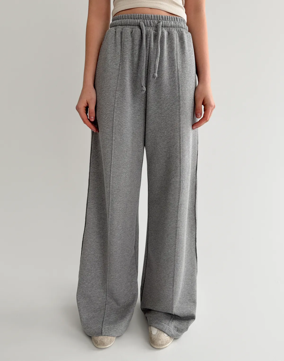 Штани прямі з декоративними кишенями позаду, сірий меланж - Фото 1