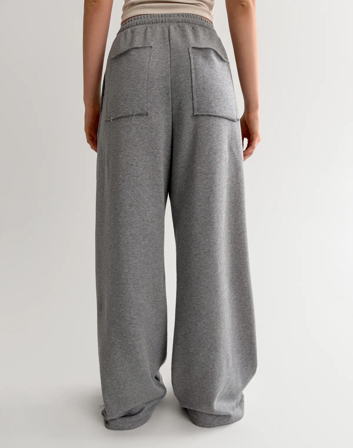 Штани прямі з декоративними кишенями позаду, сірий меланж - Фото 2