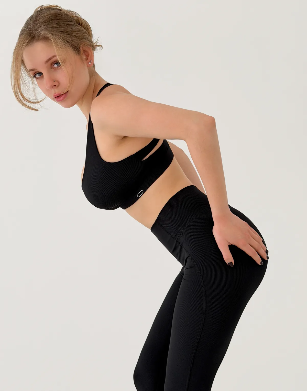 Топ спортвний у рубчик з двома ярусами бретелей на спині, чорний - Фото 8