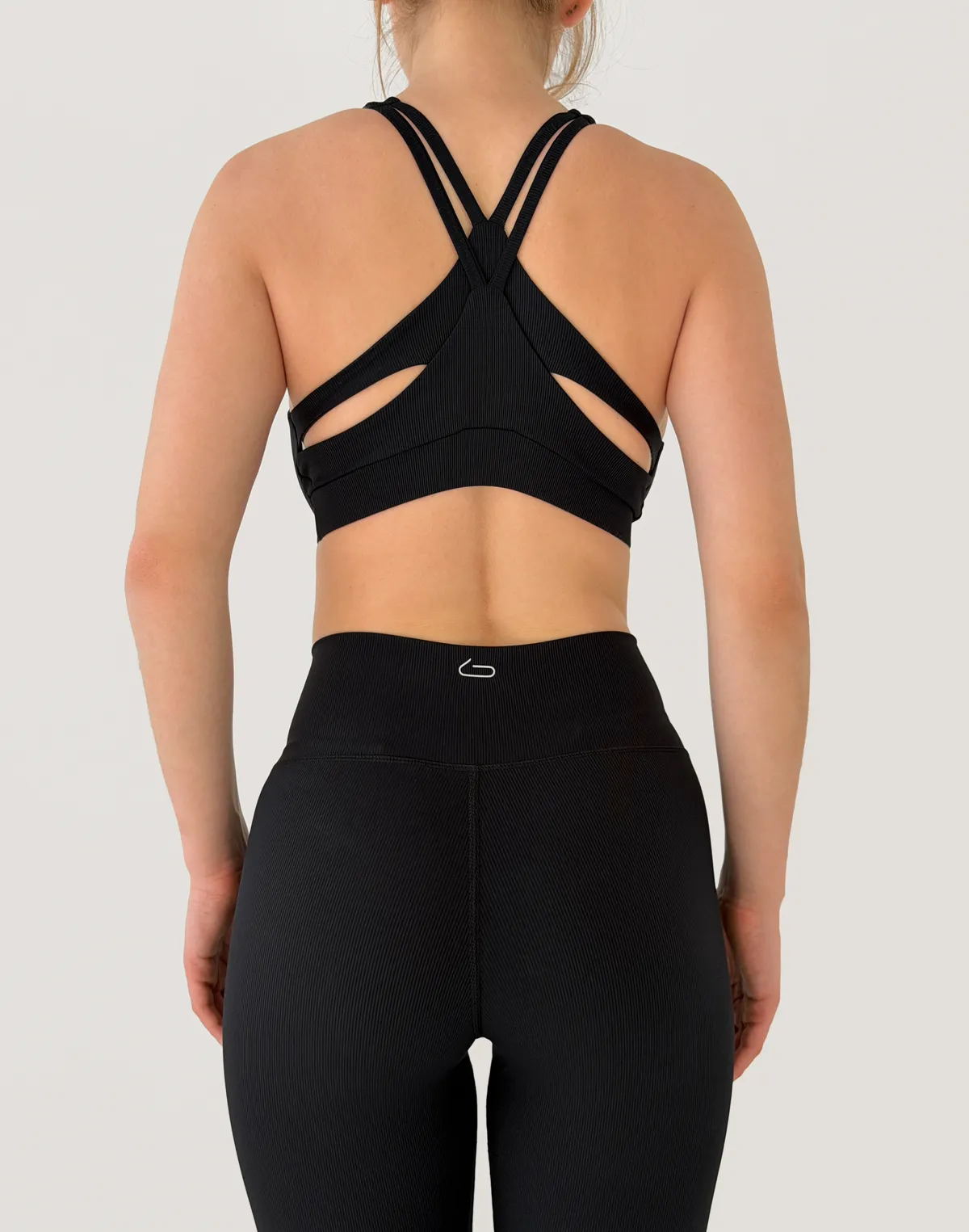 Топ спортвний у рубчик з двома ярусами бретелей на спині, чорний - Фото 2