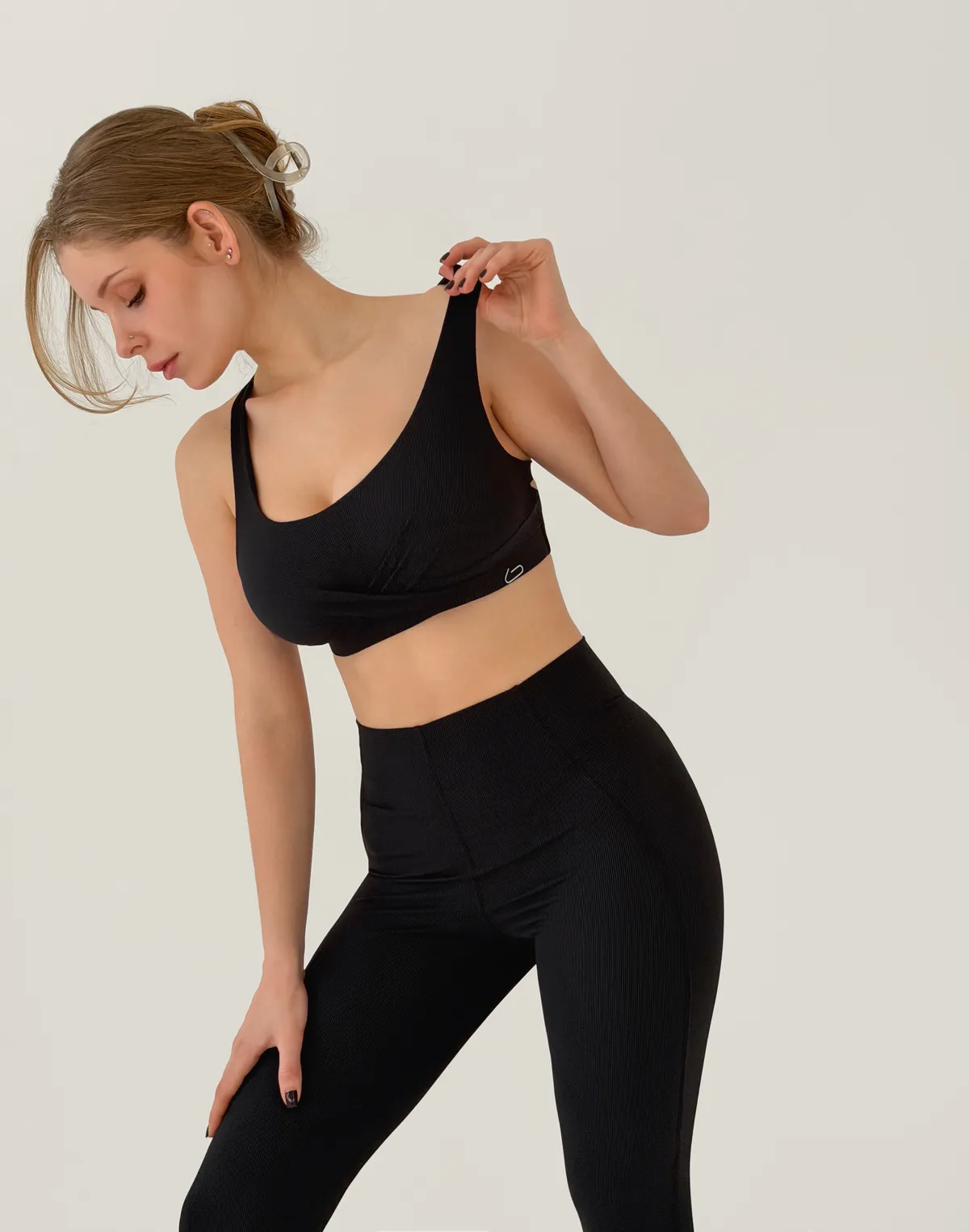 Топ спортвний у рубчик з двома ярусами бретелей на спині, чорний - Фото 6