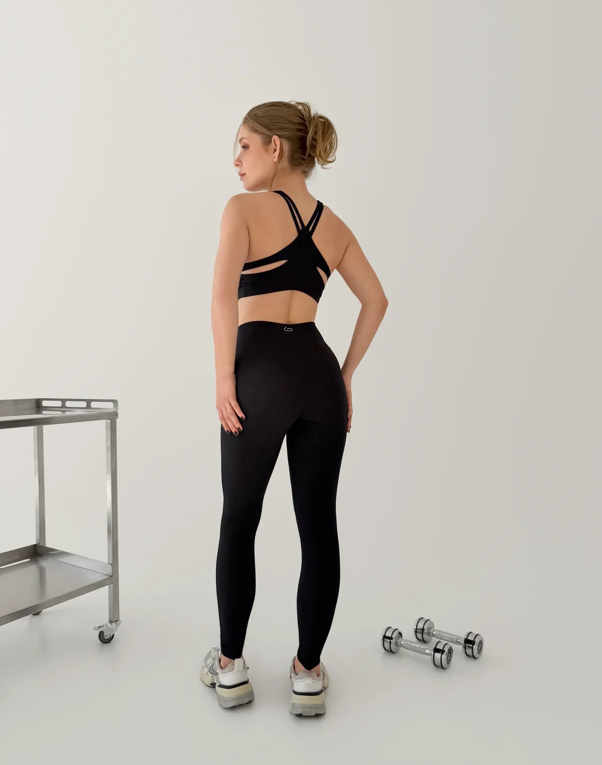 Комплект спортвний у рубчик топ з двома ярусами бретелей на спині та лосини з поясом зі швами, чорний - Фото 2