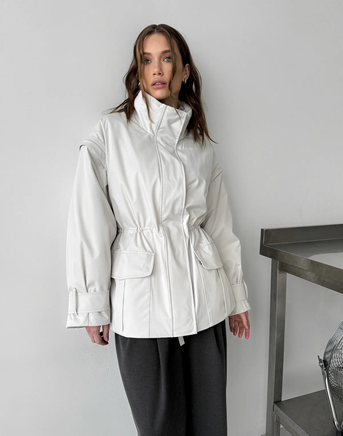 Куртка-трансформер з відстібними рукавами, молочна - Фото 8