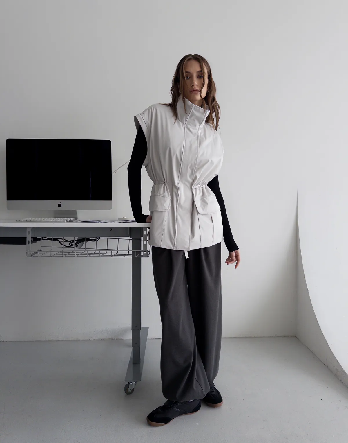 Куртка-трансформер з відстібними рукавами, молочна - Фото 6