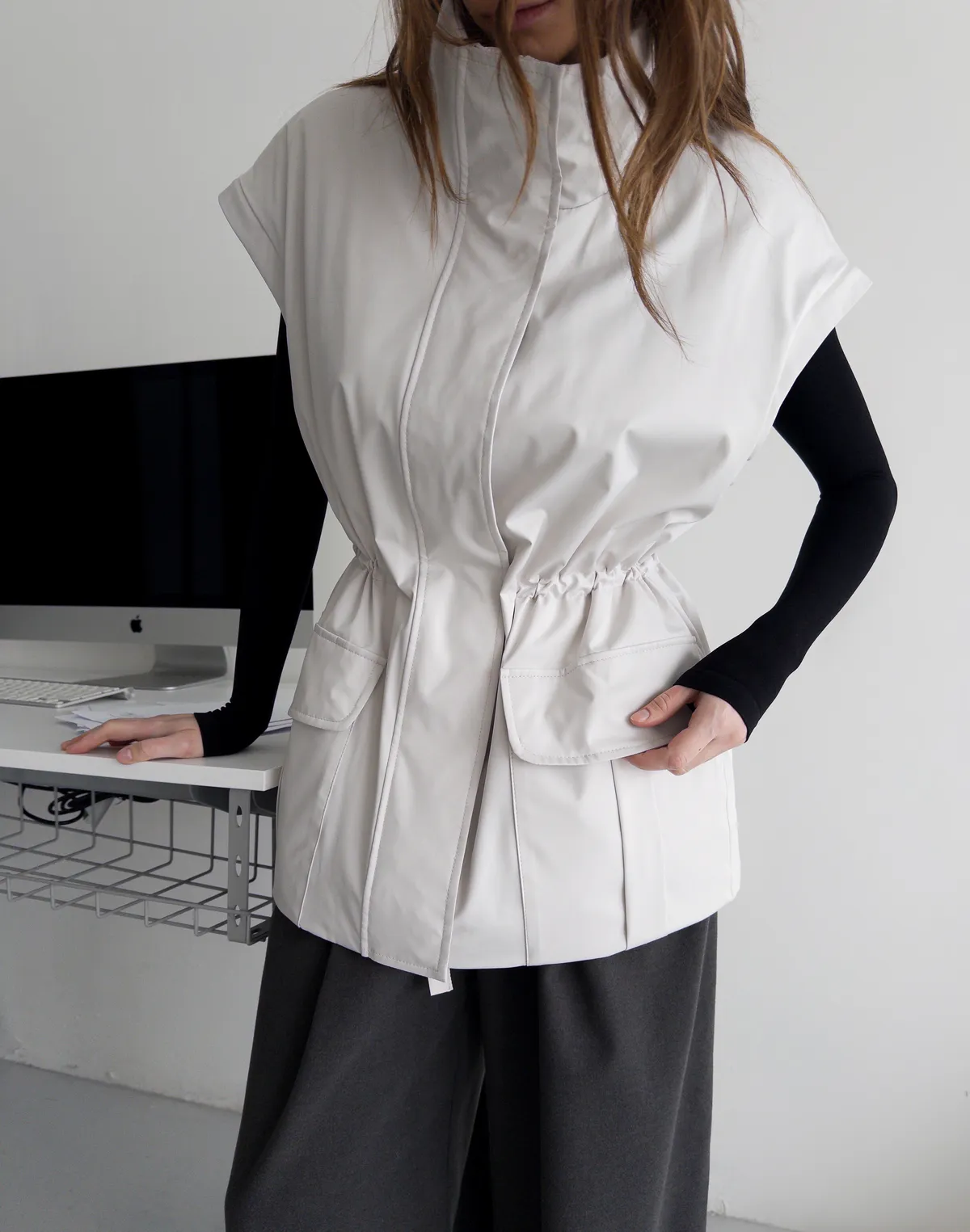 Куртка-трансформер з відстібними рукавами, молочна - Фото 5