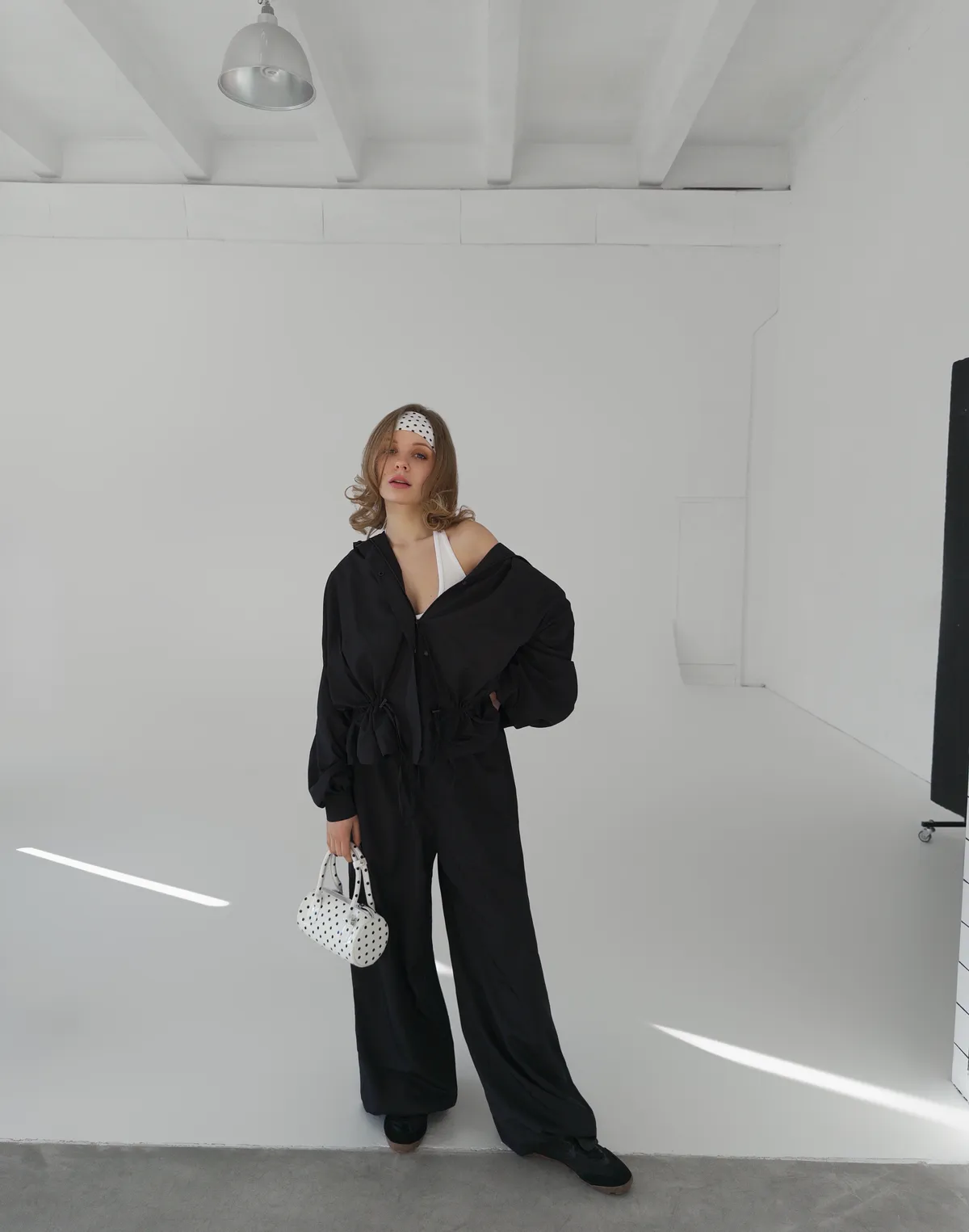 Штани вільного крою з плащової тканини спортивні, чорні - Фото 5