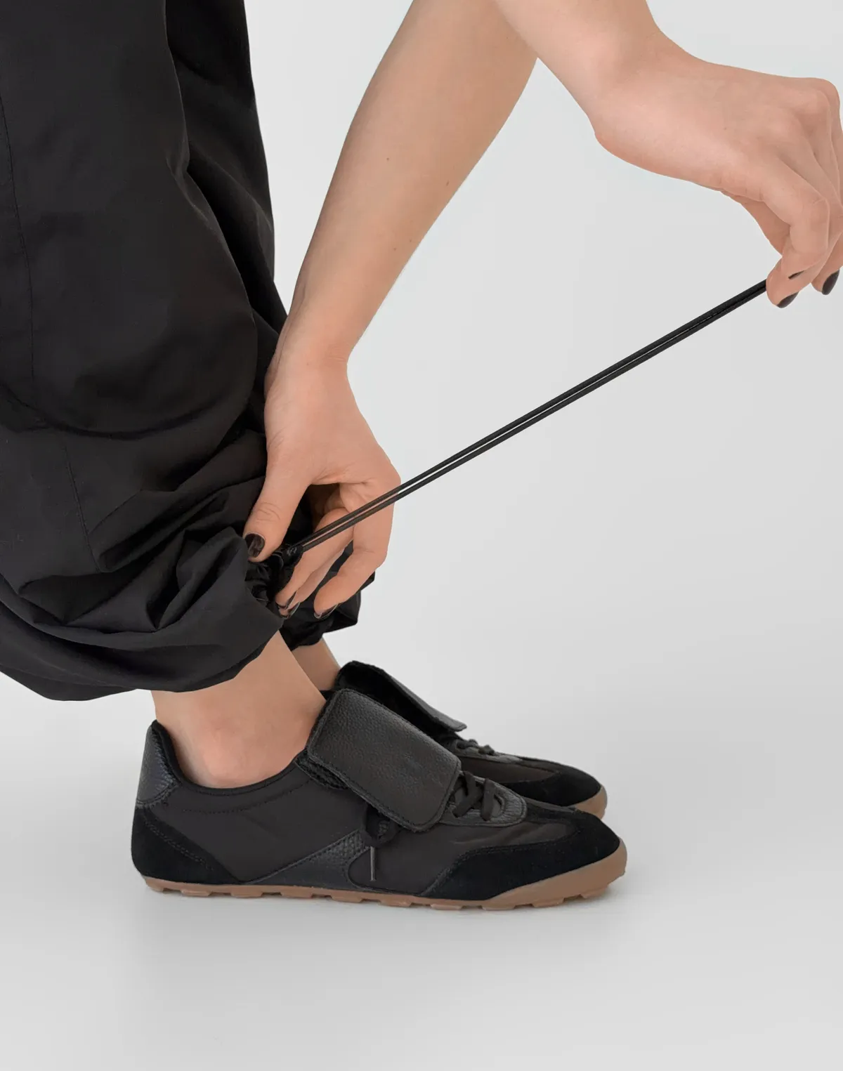 Штани вільного крою з плащової тканини спортивні, чорні - Фото 4