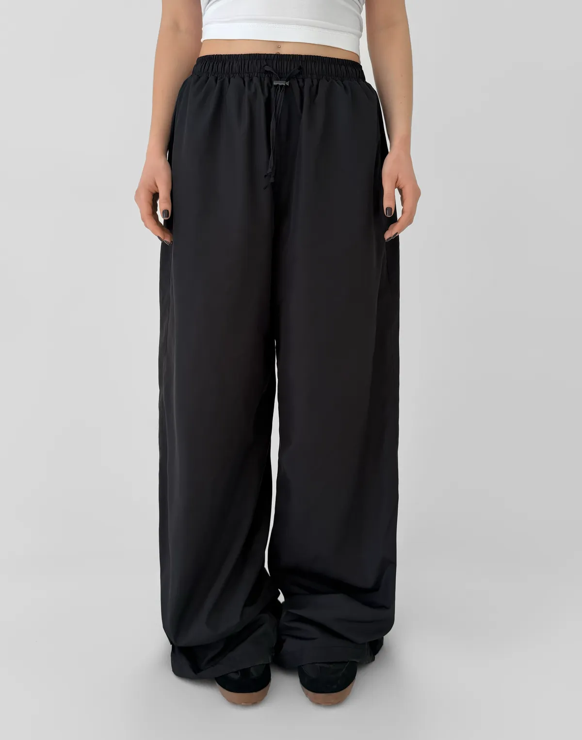 Штани вільного крою з плащової тканини спортивні, чорні - Фото 1