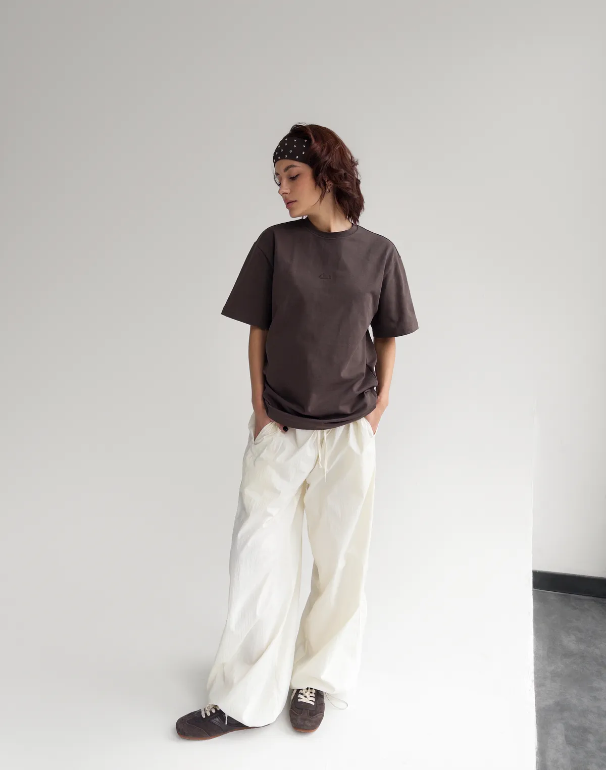 Футболка вільного крою жіноча зі супер щільного котону з логотипом, темний шоколад - Фото 7