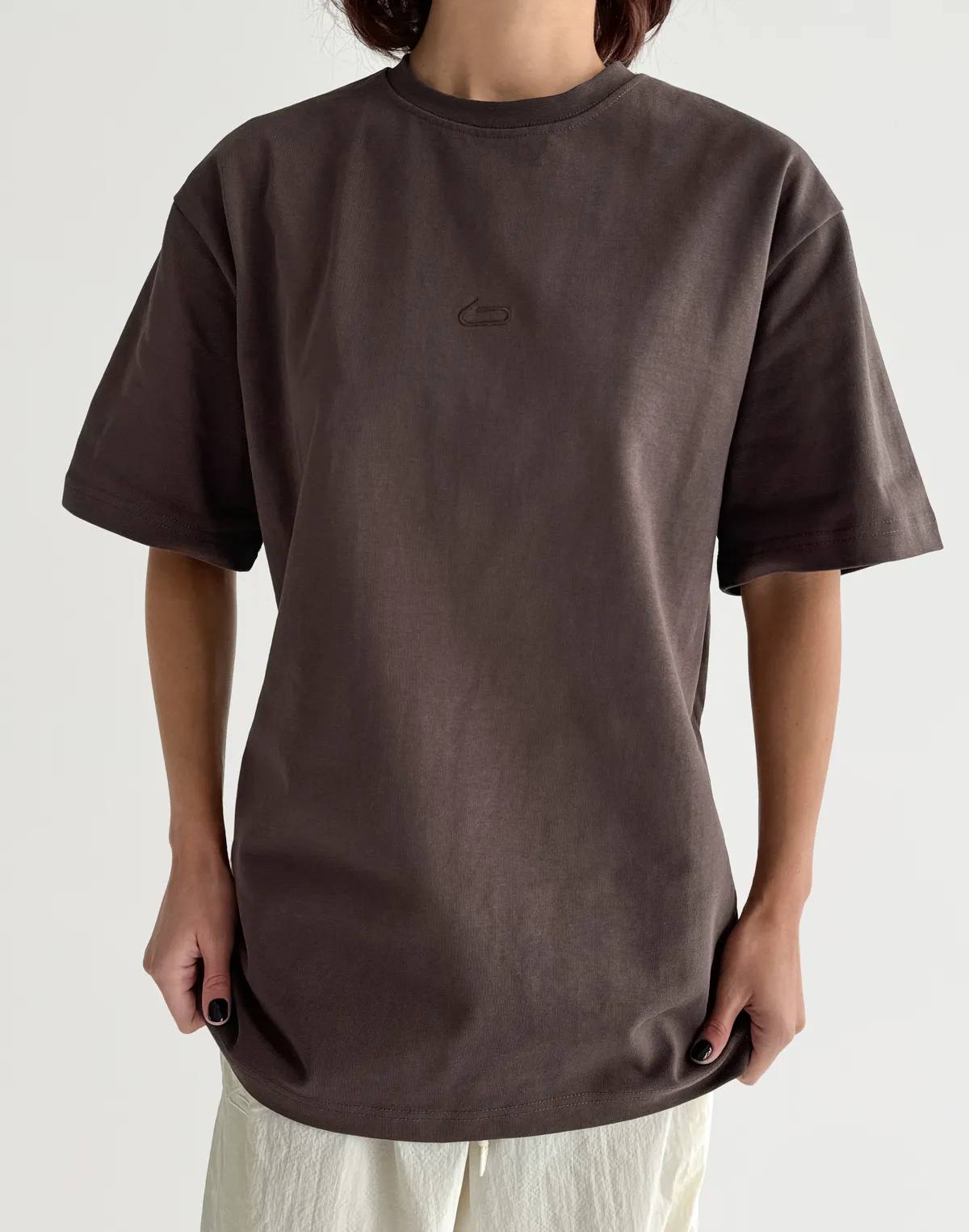 Футболка вільного крою жіноча зі супер щільного котону з логотипом, темний шоколад - Фото 1