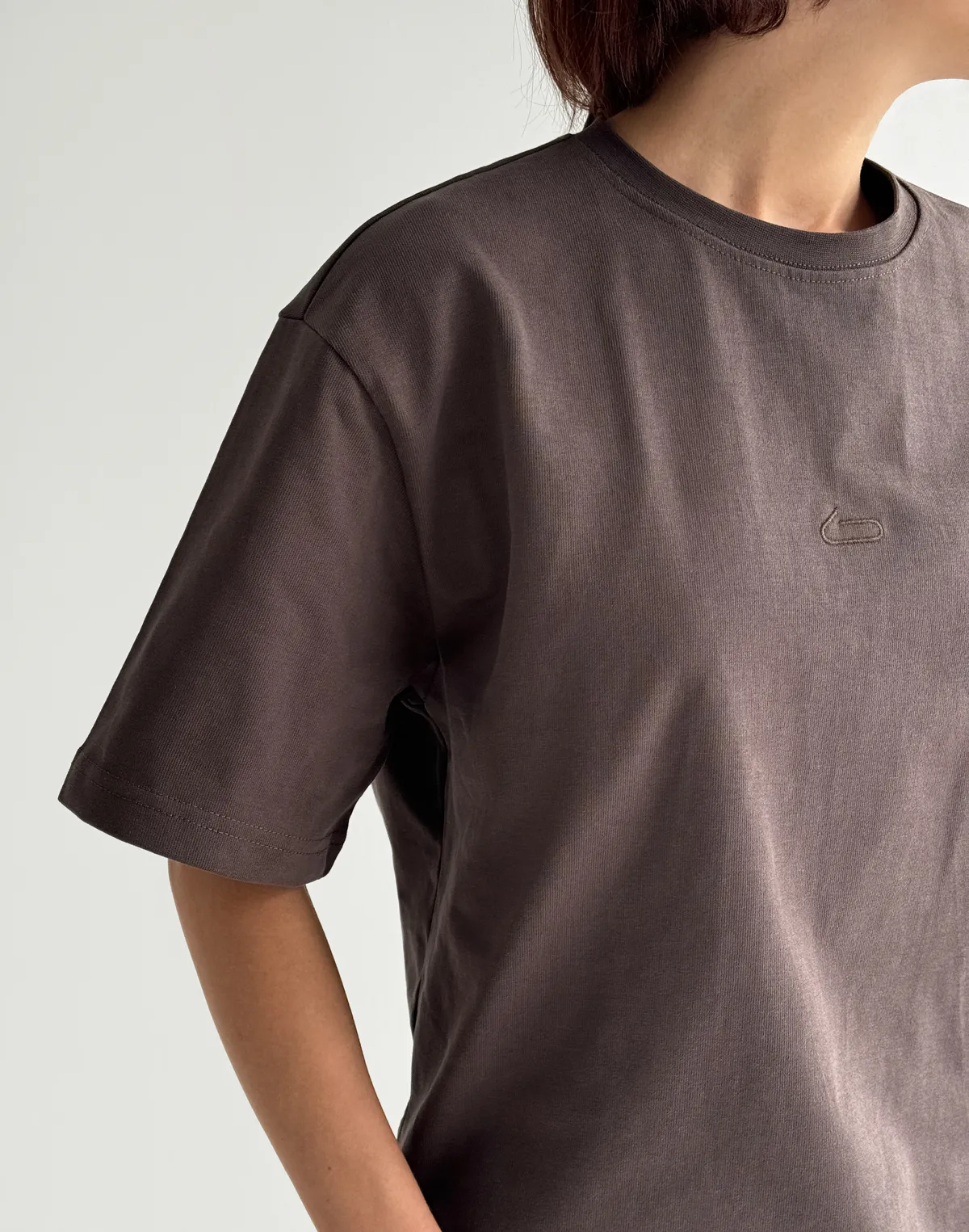 Футболка вільного крою жіноча зі супер щільного котону з логотипом, темний шоколад - Фото 4