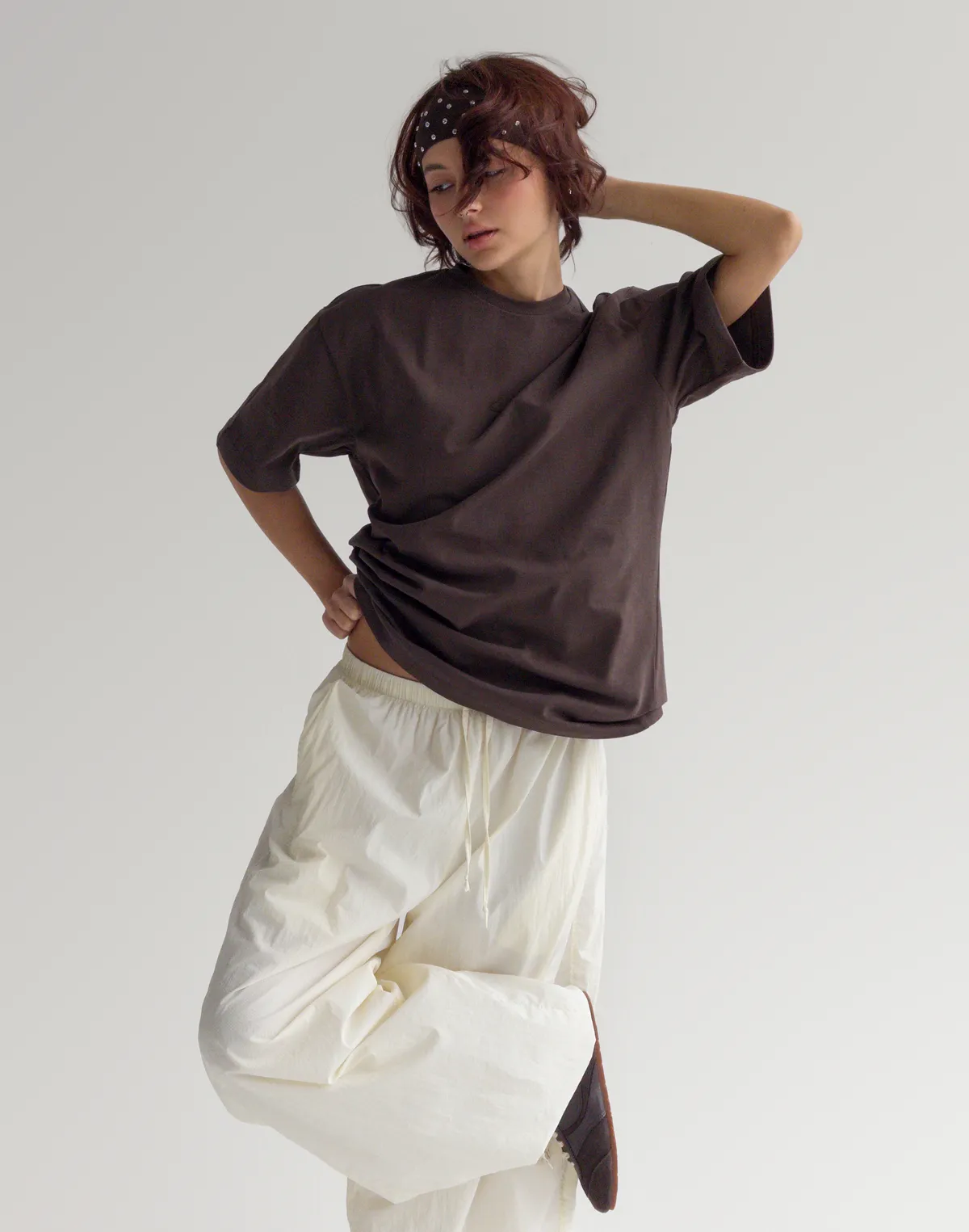 Футболка вільного крою жіноча зі супер щільного котону з логотипом, темний шоколад - Фото 3