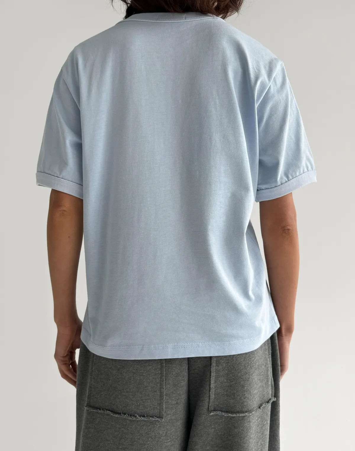 Футболка приталена, блакитна - Фото 2