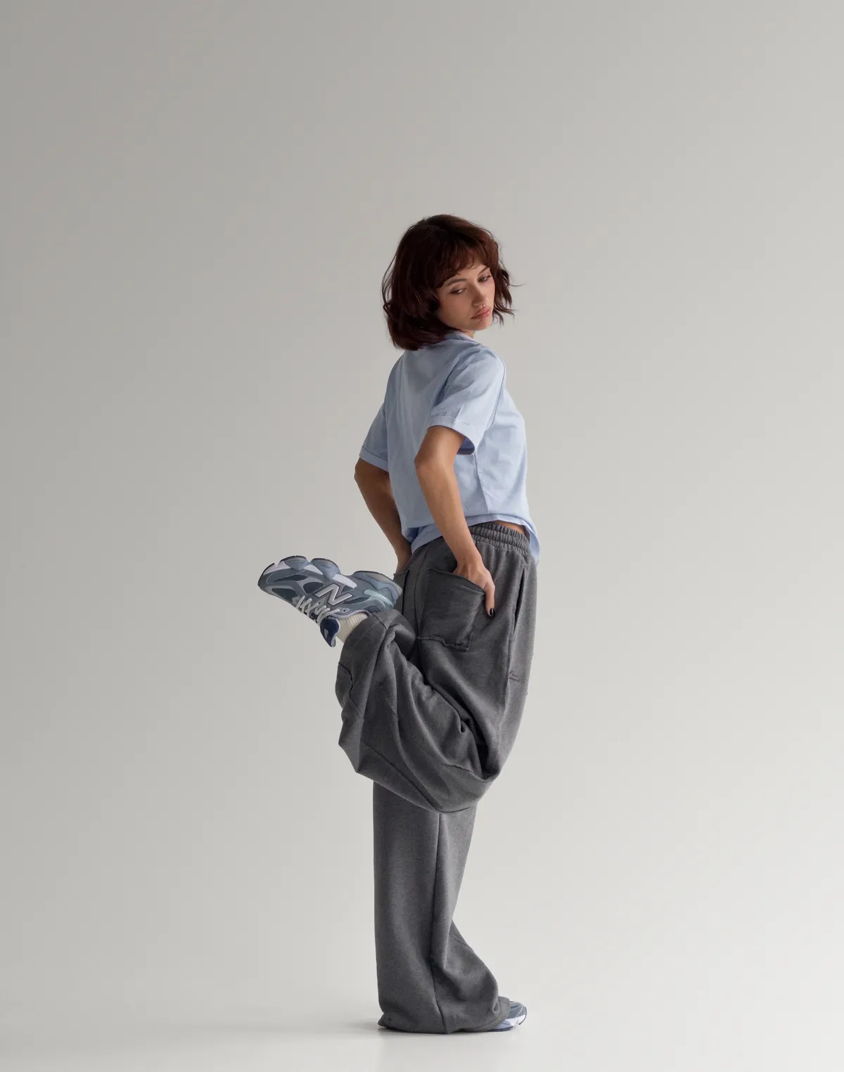 Футболка приталена, блакитна - Фото 3