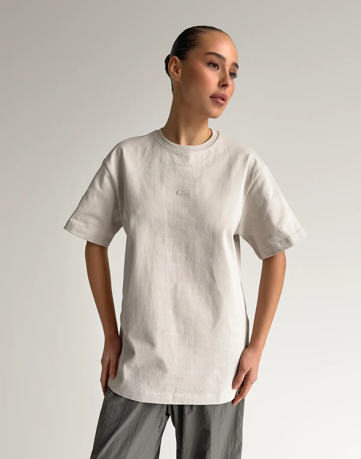 Футболка вільного крою жіноча зі супер щільного котону з логотипом, класичний беж - Фото 8