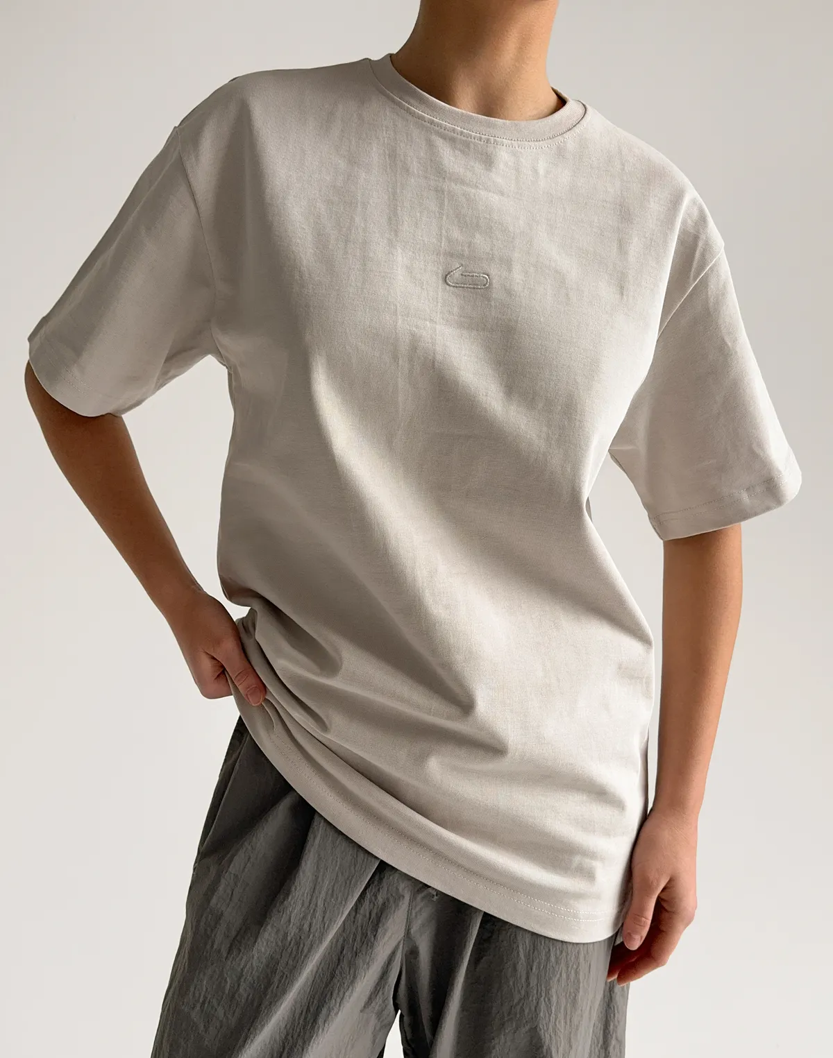 Футболка вільного крою жіноча зі супер щільного котону з логотипом, класичний беж - Фото 1