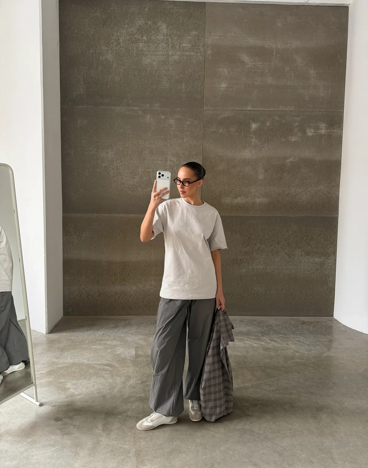 Футболка вільного крою жіноча зі супер щільного котону з логотипом, класичний беж - Фото 4