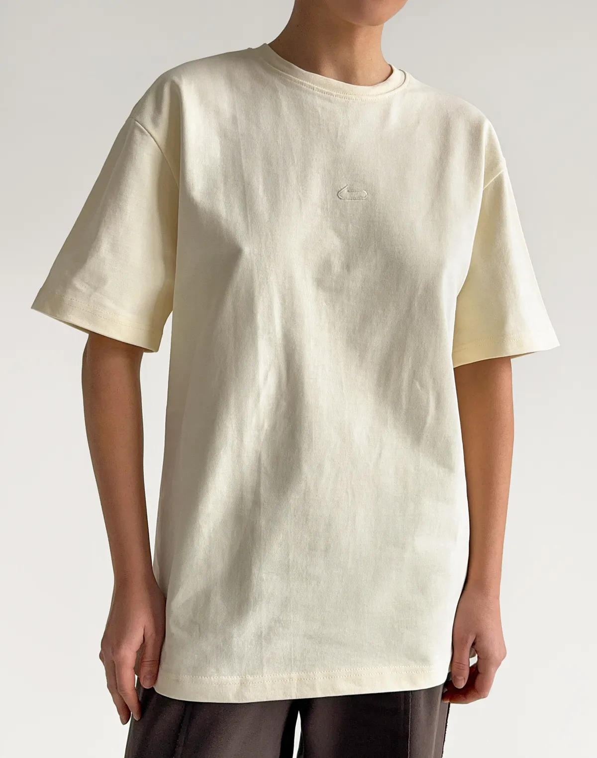 Футболка вільного крою жіноча зі супер щільного котону з логотипом, нюдово жовта - Фото 1