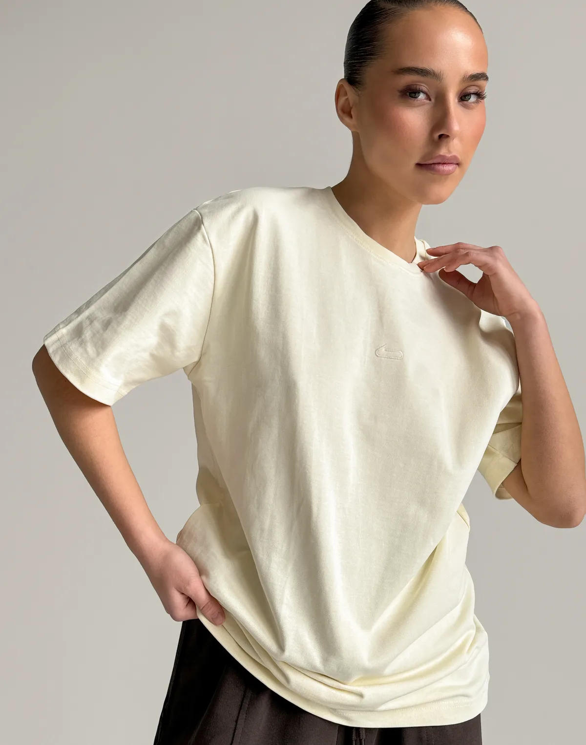 Футболка вільного крою жіноча зі супер щільного котону з логотипом, нюдово жовта - Фото 7